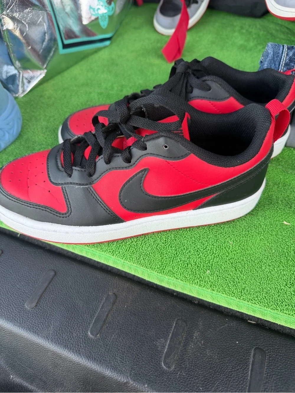 Nike Kids Black and Red Low-Top Sneakers